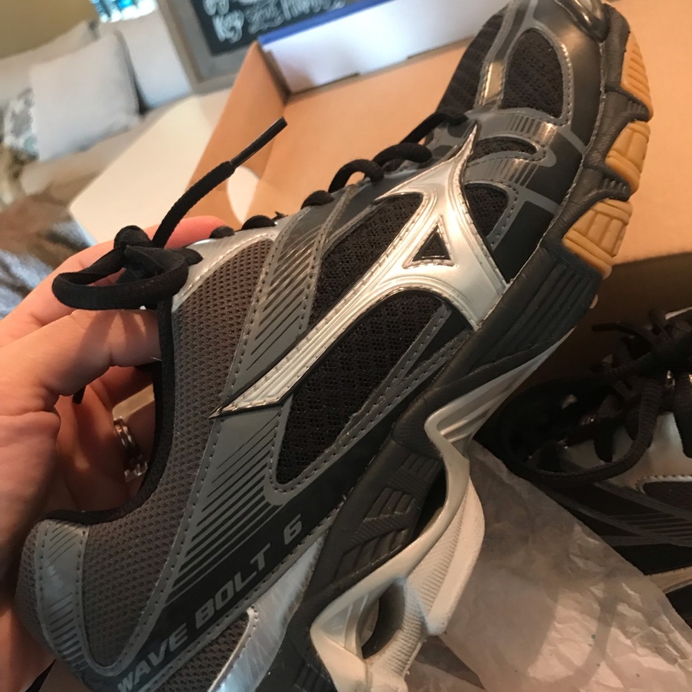 Mizuno WAVEBOLT 6 Volleyball indoor court shoes.